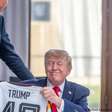Após atritos, Merz presenteia Trump com camisa personalizada da seleção alemã