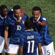 Torcida francesa ignora polêmicas e divide euforia entre Olise e Mbappé
