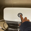 O maior debate dos banheiros foi solucionado: deve-se dar descarga no vaso sanitário com a tampa aberta ou fechada?