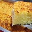 Bolo de macaxeira simples e cremoso com aquele sabor tradicional da roça para servir com um café