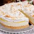 Torta de limão bem refrescante feita sem forno, com um creme azedinho e uma consistência incrível