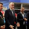 Infantino discursa em vestiário do Irã e ouve desabafo de técnico: 'Falta de humanidade'