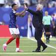 Técnico da França rasga elogios a Mbappé após 2 gols na estreia e ironiza: 'e ainda o criticam'