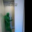 Corretora viraliza ao mostrar apartamento de R$ 30 milhões com pessoa vestida de roupa verde aparecendo em vídeo