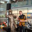 F1: McLaren apresenta estátua em homenagem a Mika Häkkinen