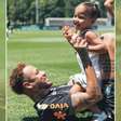 Filha de Neymar, Mavie encontra o Canarinho Pistola e protagoniza momento fofo na Seleção