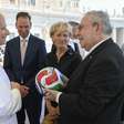 Papa Leão XIV recebe bola oficial da Copa do Mundo de 2026
