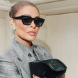 Juliana Paes prova elegância da moda agênero com look todo cinza incluindo gravata