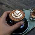 Esse cappuccino proteico leva poucos ingredientes e conquista pela praticidade