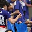Lição de respeito: Torcedores do Japão dão show de educação e limpam estádio após jogo na Copa