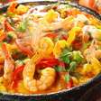 Moqueca de peixe com camarão bem suculenta e cozida com aquele caldinho de coco sensacional