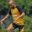 Lucas Moura, do São Paulo, evolui após cirurgia e retira bota uma semana antes do prazo