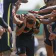 Neymar participa de treino com bola da Seleção e é 'batizado' por companheiros