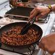 Como evitar que os alimentos grudem na panela: dicas práticas para cozinhar melhor