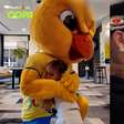 Mavie, filha de Neymar e Bruna Biancardi, 'faz as pazes' com Canarinho após ficar 'brava' com mascote