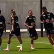 Neymar inicia aquecimento com o grupo, faz trabalho separado com bola e participa de roda de bobinho