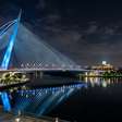 A futurista estrutura estaiada de 240 metros de extensão que simula a silhueta de um veleiro de aço iluminando a noite de Putrajaya