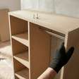 Closet aberto parece simples até entrar no orçamento, entenda quanto custa montar um guarda-roupa planejado sem portas no quarto