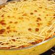 Fricassê de frango cremoso clássico, com bastante milho e queijo derretido por cima