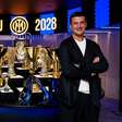 Inter renova contrato de Chivu após prêmio de melhor treinador do futebol italiano