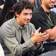 Joe Jonas surpreende alunos e professora com presente inesquecível e reação viraliza