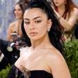 Charli XCX nega que novo álbum seja de rock e explica verso que provocou resposta de Madonna