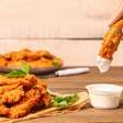 Frango crocante e saudável: aprenda a empanar com quinoa