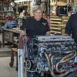 Em vez de se aposentarem, esses dois senhores construíram um motor V12 de 1.200 cv com um objetivo em mente: atingir velocidades de quase 430 km/h no deserto