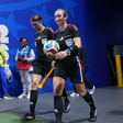 Trio feminino de arbitragem ganha elogio de internautas: 'Melhor da Copa'