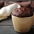 Bolo de chocolate fit de caneca: receita saudável pronta em poucos minutos