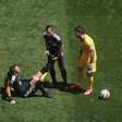 Copa do Mundo: árbitro de EUA x Austrália sente câimbra no meio de partida