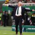 Técnico do México admite jogo abaixo e celebra permanência no Azteca