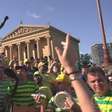 Torcedores brasileiros evitam superstição em estátua de Rocky Balboa antes de jogo da Seleção