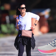 Este tênis New Balance da Fátima Bernardes para caminhar na orla da praia é a solução para os pés estilosos das mulheres 50+: veja um raio-x do calçado
