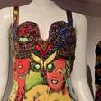 Exposição em Paris traz o design barroco, colorido e elaborado do estilista Gianni Versace