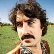 Pedro Prado aposta no imprevisível e grava novo single direto em fita analógica