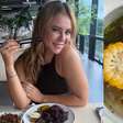 Paolla Oliveira enfrenta perrengue chique com comida na China: 'Estou tentando'