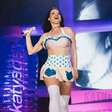Katy Perry estreia turnê e surge em garrafa gigante