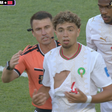 O que é isso? Jogador do Marrocos tem camisa rasgada por rival da Escócia