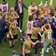Jogadores do Canadá e do Catar brigam em campo ao final de partida