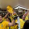 Brasileiros fazem festa e 'pintam' metrô dos EUA de verde e amarelo antes de Brasil x Haiti
