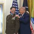 Trump se atrapalha ao entregar medalha a veterano de guerra nos EUA