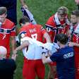 Gargarejo de carboidrato: cuspir isotônico no gramado ajuda na recuperação da energia dos jogadores