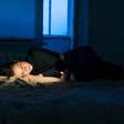 Dormir com luz acesa pode aumentar o risco de doenças cardíacas
