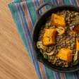 Chef Manu Buffara ensina uma receita com abóbora, lentilha e especiarias