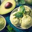 Sorvete de abacate com leite em pó fica incrivelmente cremoso e leva poucos ingredientes