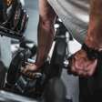 O segredo da longevidade não é apenas correr: a ciência especifica quantos minutos de treino de musculação por semana reduzem o risco de mortalidade