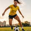 7 benefícios do futebol para mulheres e um treino com bola para fortalecer pernas e glúteos