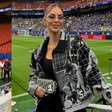Sorte no jogo e no amor? Esposa de goleiro herói de Curaçao usa roupas com rosto do amado na Copa