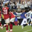 Messi faz dois, se torna o maior artilheiro da história das Copas, e Argentina vence a Áustria